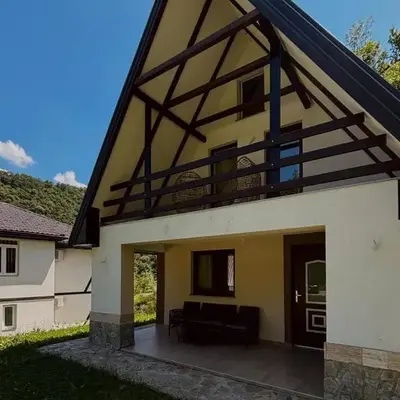 Apartments & Homes with the river Una view