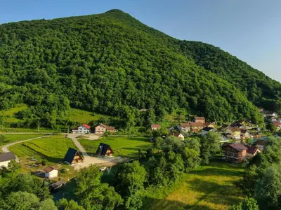 a small village in front of a mountain at Bungalow Jajce 2 in Jezero