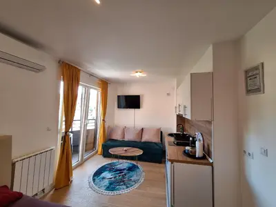 a small apartment with a kitchen and a living room at Apartmani Sarah 3 Tuzla in Tuzla