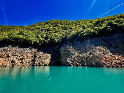 a large body of water next to a mountain at Kuća za odmor Bilić in Sopot