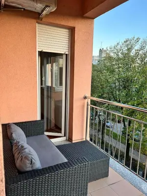 a wicker bench on the balcony of a house at Apartman Sudnica Banja Luka in Banja Luka