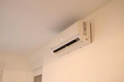 a air conditioner on the ceiling of a room at Apartman MRL Cavic in Banja Luka