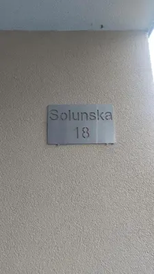 a sign on a wall with the name of a room at Apartman Solunska 18 Banja Luka in Banja Luka