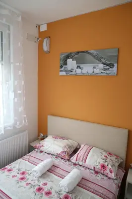 a bedroom with a bed with pink flowers on it at Apartman Solunska 18 Banja Luka in Banja Luka