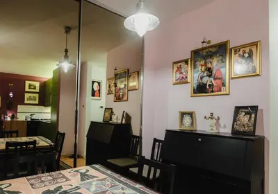a dining room with a table and a mirror at Divan Apartman u Banjaluci in Banja Luka