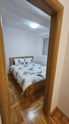 a mirror reflection of a bed in a room at Apartman Dolores in Banja Luka