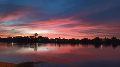 a sunset over a lake with the sky at Apartman Obala in Bosanska Gradiška