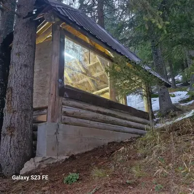 a cabin in the woods with a window at Vikendica Rajvosa Vlašić in Šišava