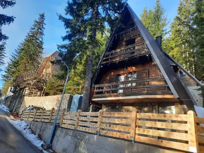 a log cabin in the woods with a fence at Vikendica Rajvosa Vlašić in Šišava