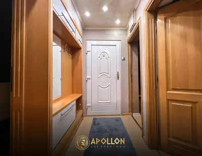 a small hallway with a white door with a blue rug at Stan na dan Apollon Doboj in Doboj