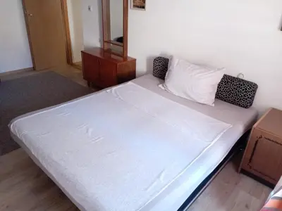 a white bed in a room with a mirror at Apartman Babli in Banja Luka