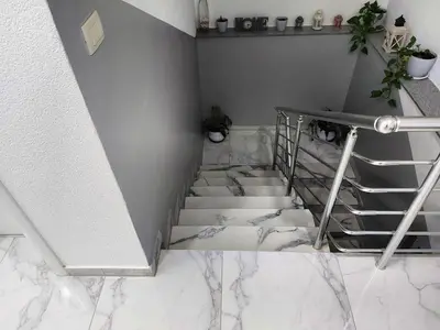 a bathroom with marble stairs in a room at Apartman TT Stan na dan Trn Laktaši in Laktaši