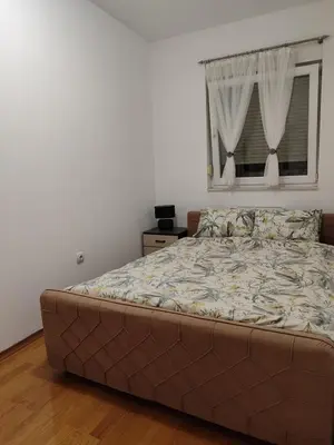 a large bed in a bedroom with a window at Apartman Amabilis in Banja Luka