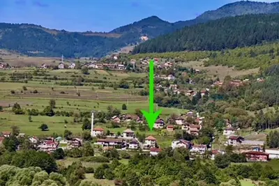 a green arrow pointing to a town in a field at Green River Rooms in Šipovo