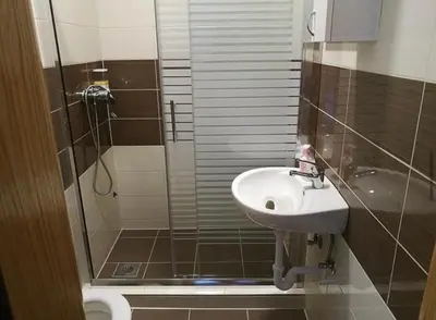 a bathroom with a sink and a shower at Sobe Dado, Gostionica Kod Dade in Banja Luka