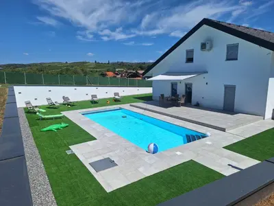 a backyard with a swimming pool and a house at Vila Pascha in Zlopoljac