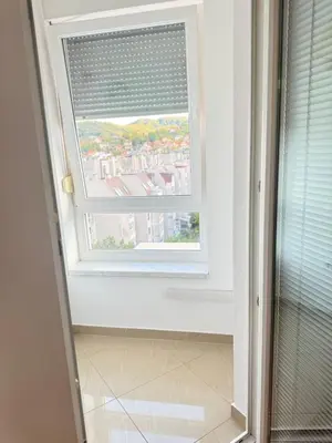 a window with a roller blind in a bathroom at Apartman SLEEP&JOY Tuzla in Tuzla