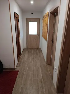 an empty hallway with a door and a window at Apartmani Vila Alpe in Travnik