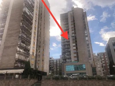 a red arrow is attached to a tall building at Apartman Mokusnice Zenica in Zenica