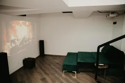 a room with a green bench on the stairs at Zapato Apartment Tuzla in Tuzla