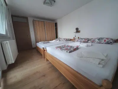 a bedroom with two twin beds in a room at stan san banjaluka in Banja Luka