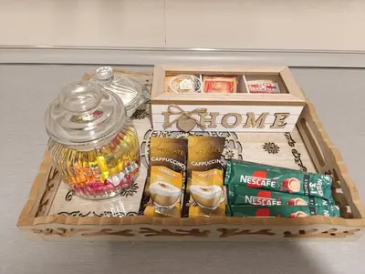a wooden box with a tray of food and a glass jar at Apartman Bulevar Živinice in Živinice