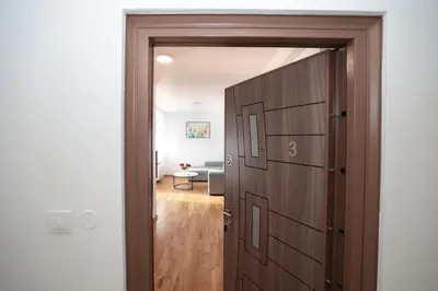 an open door to a hallway with a room at Apartman Dentalux 3 in Banja Luka