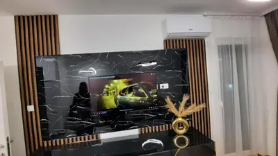 a tv in a room with a smashed screen at Zlatni San apartman 1 in Banja Luka