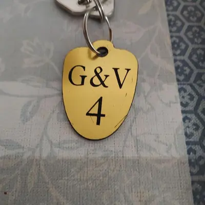 a key chain with the word gevvy on it at Stan na dan G & V in Prijedor