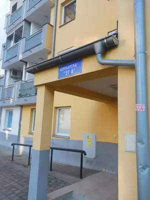 a blue street sign on the side of a building at Apartman Manjić in Doboj