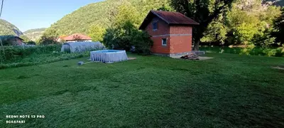 a small house in the middle of a yard at Faris in Bihać