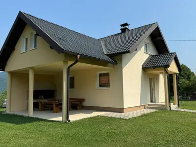 a house with a picnic table in the yard at Kuća za odmor- Fojnica in Tješilo