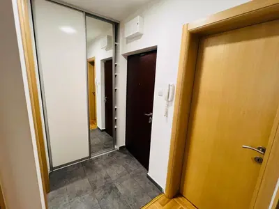 an empty hallway with a door and a mirror at Apartman Tara 11 in Banja Luka