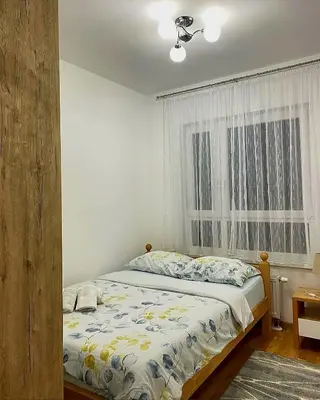 a bed in a room with a window and a bed sidx sidx sidx at Stan na dan Banja luka Mejdan in Hiseti