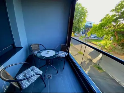 a balcony with a table and chairs and a window at Stan na dan Banja luka Mejdan in Hiseti