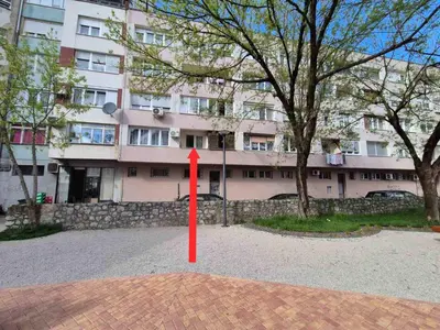 a red arrow in front of a building at Apartman Bosiljak in Banja Luka