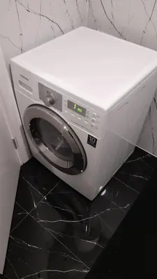 a white microwave oven sitting on top of a counter at Stan na dan Apartman Harmonija in Zalužani