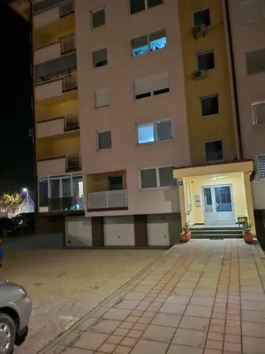 an empty parking lot in front of a building at Apartman Dona in Bosanska Gradiška