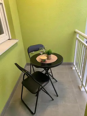 a small table with two glasses and a plant on it at Stan na dan Gradiška in Bosanska Gradiška
