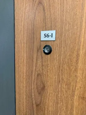 a door with a sign that says on it at Stan na dan Gradiška in Bosanska Gradiška