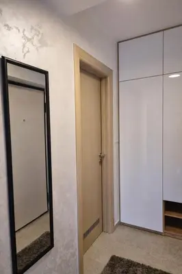 a mirror and a door in a room at Muki Oaza Apartman in Tuzla