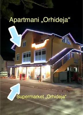 a building with two arrows pointing to an apartment istg at Studio Apartman Orhideja in Sanski most