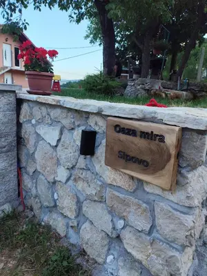 a stone wall with a sign that reads opera mina subbuquerque at Oaza mira Šipovo in Šipovo
