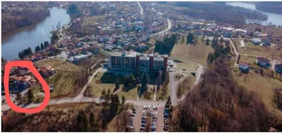 an aerial view of a city with a red arrow at Apartman Nera in Gradačac