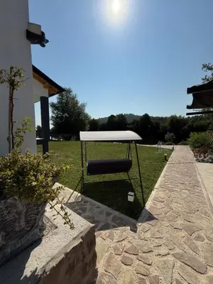 a picnic table sitting on the grass in a yard at UNA Escape in Glodina