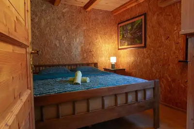 a bedroom with a bed with a blue comforter at Ranch Una Soul in Glodina