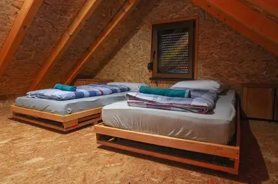 two twin beds in a room with a wall at Ranch Una Soul in Glodina