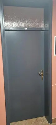 a blue door with a gold handle in a room at Apartmani EŠ in Ivišovo Greblje