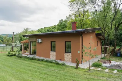 a small house in the middle of a yard at Mali Wimbledon in Visoko