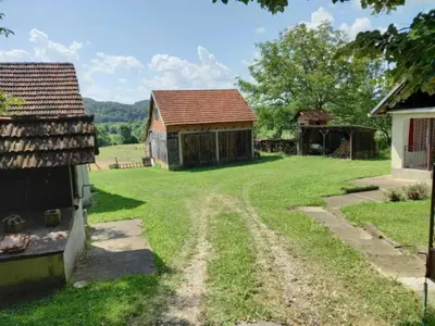 a view of the yard of a farmhouse at Kuća Knežević in Mlječanica